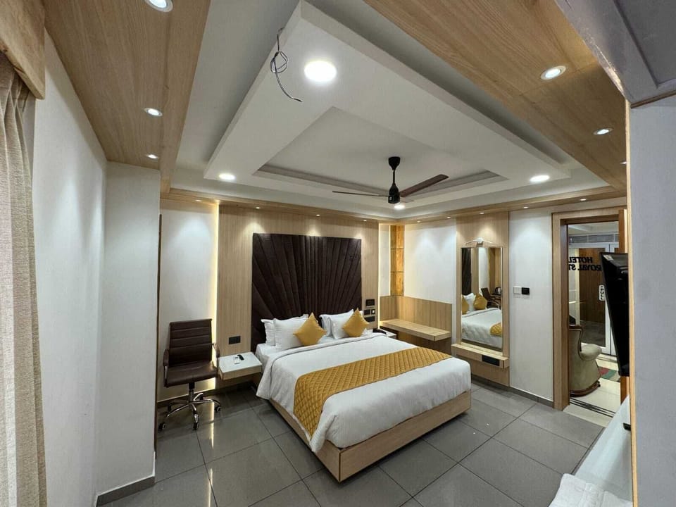 Deluxe Double Room, Garden View | Laptop workspace, free WiFi