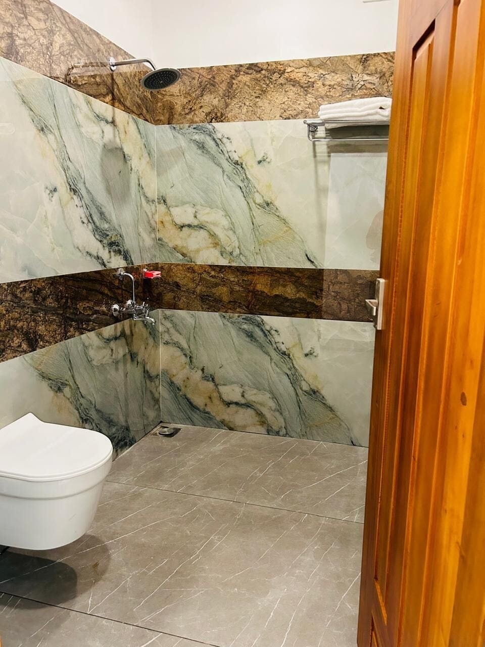 Deluxe Double Room, Balcony, Lake View | Bathroom | Free toiletries, hair dryer, towels, soap
