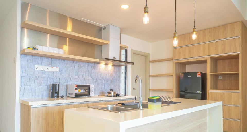 Comfort Apartment, 3 Bedrooms, City View | Private kitchen | Fridge, microwave, stovetop, electric kettle