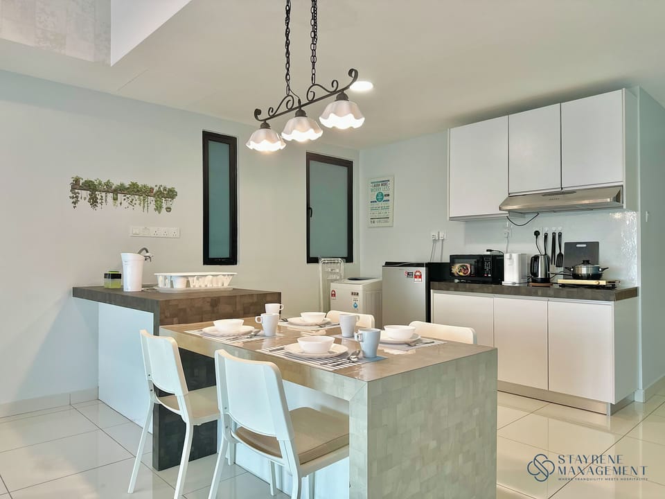 Comfort Apartment, 3 Twin Beds, Non Smoking, City View | In-room dining