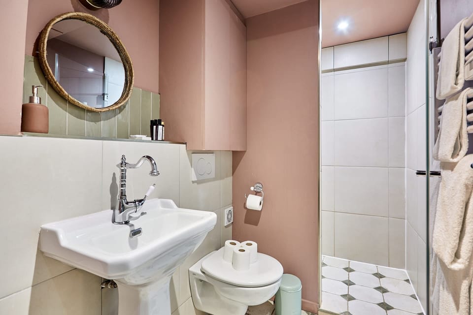 Apartment | Bathroom | Hair dryer, shampoo