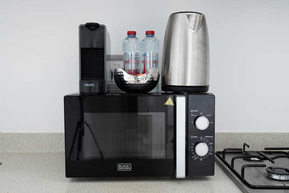 Deluxe Apartment, 1 Bedroom, Lake View | Private kitchen | Fridge, microwave, oven, stovetop