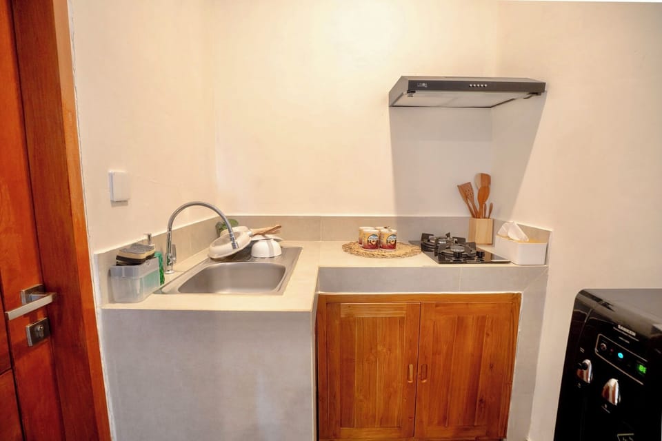 Studio | Bathroom | Shower, rainfall showerhead, free toiletries, bathrobes