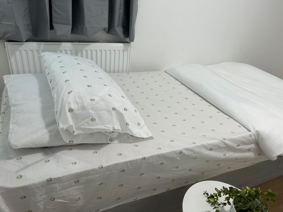 3 bedrooms, bed sheets
