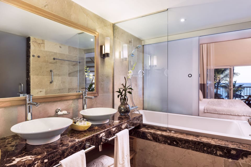 Loft Suite Beachside Panoramic OV | Bathroom | Combined shower/tub, jetted tub, free toiletries, hair dryer