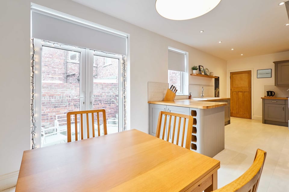 House | 3 bedrooms, desk