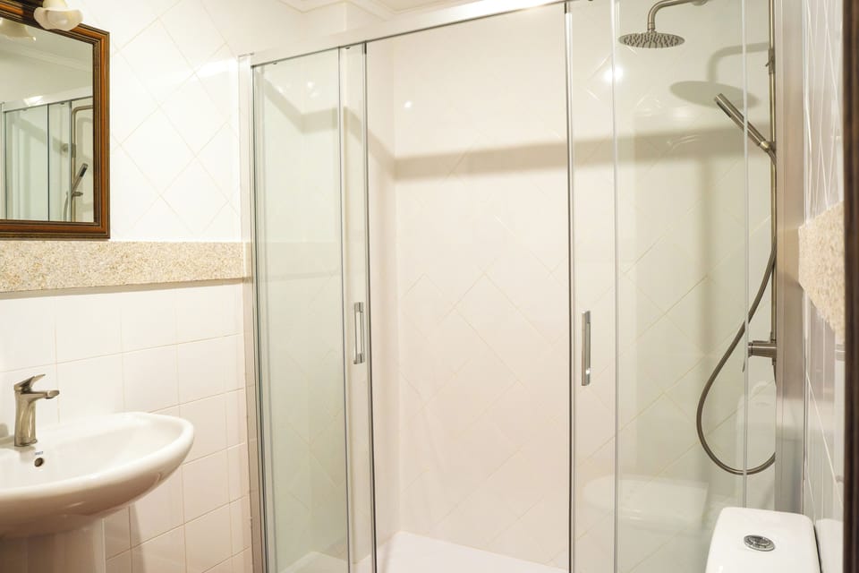 Superior Twin Room | Bathroom | Shower, soap, shampoo, toilet paper