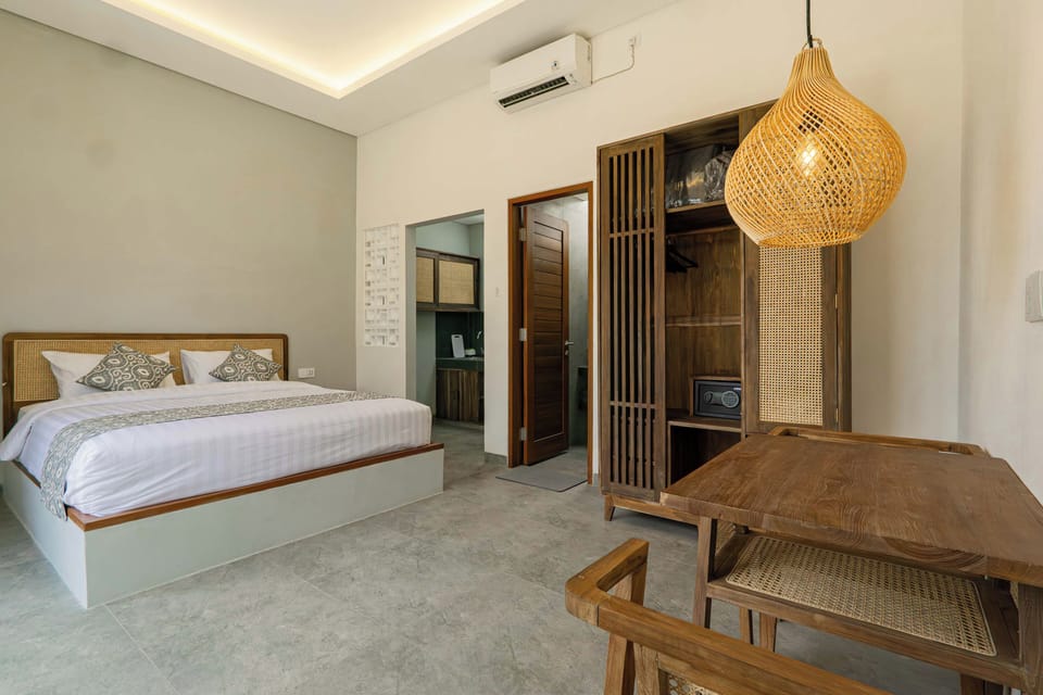 Superior Double Room, Pool View | Minibar, desk, WiFi (free), bed sheets