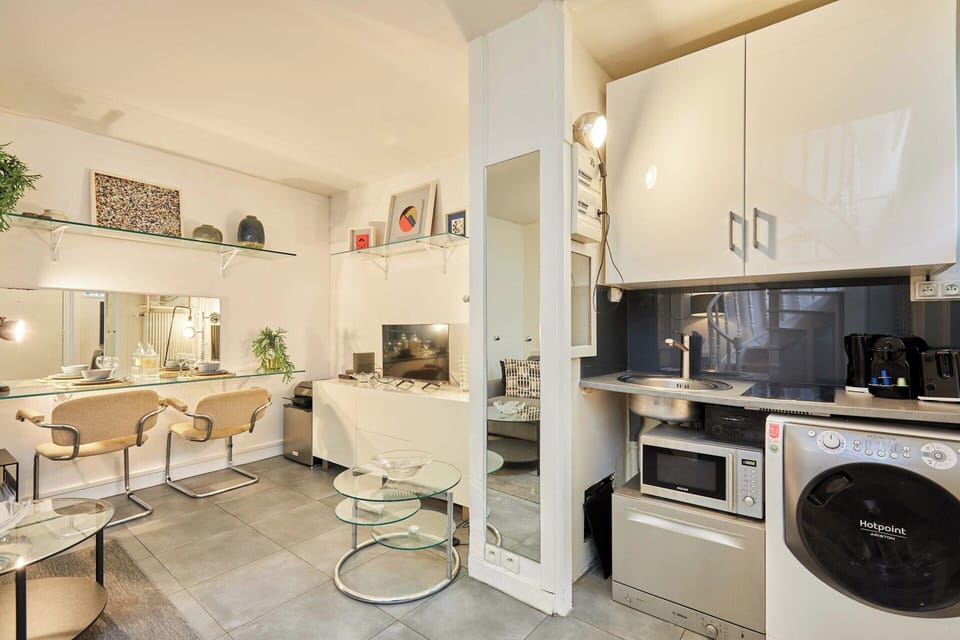 Apartment | Private kitchen | Fridge, microwave, oven, stovetop