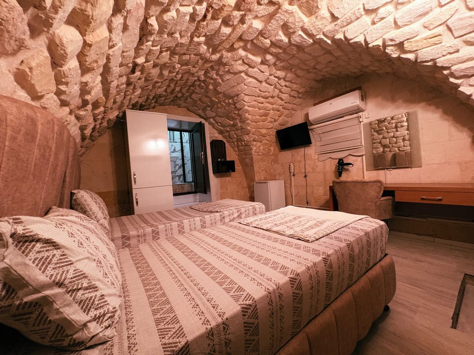 Quadruple Room | Desk, laptop workspace, soundproofing, iron/ironing board
