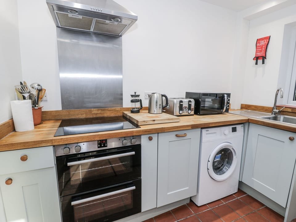 Cottage | Private kitchen | Dishwasher, cookware/dishes/utensils