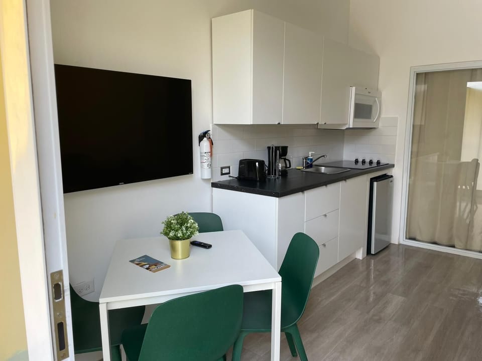 Comfort Apartment, 1 Queen Bed with Sofa bed, Non Smoking, Lanai | Private kitchen