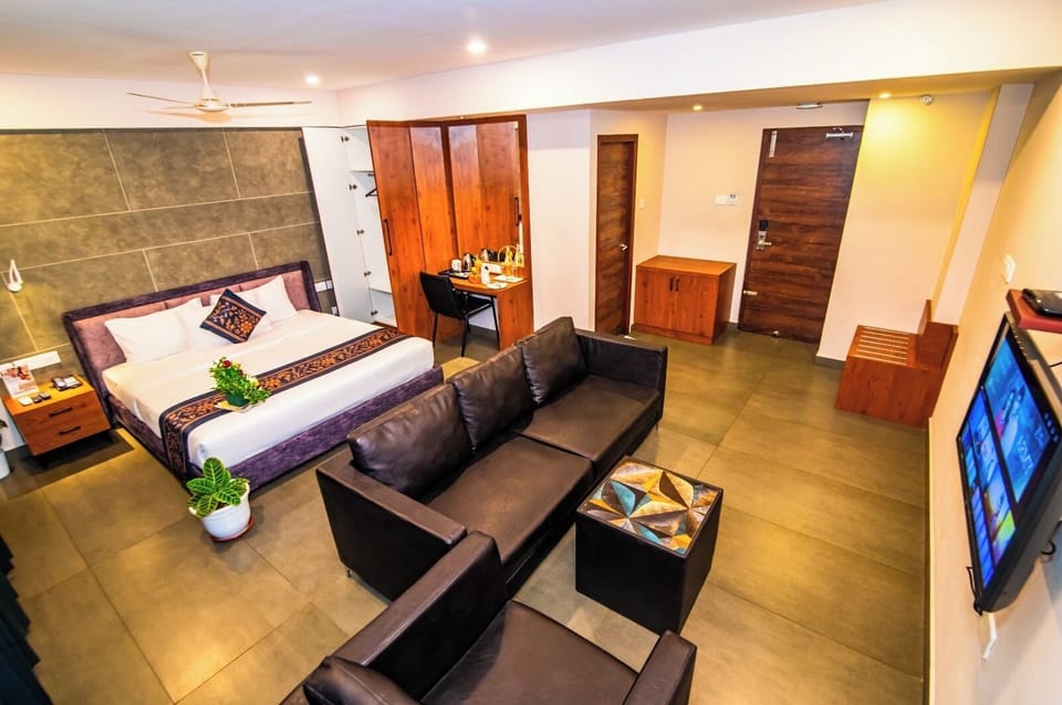 Business Suite AC | Desk, laptop workspace, soundproofing, iron/ironing board (on request)