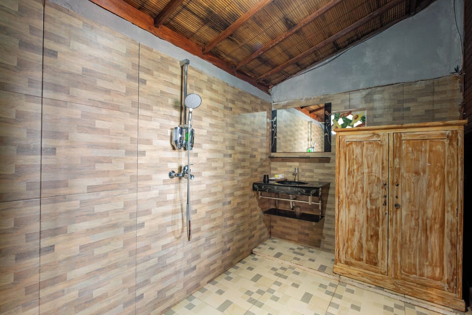 Shower, free toiletries, bidet, towels