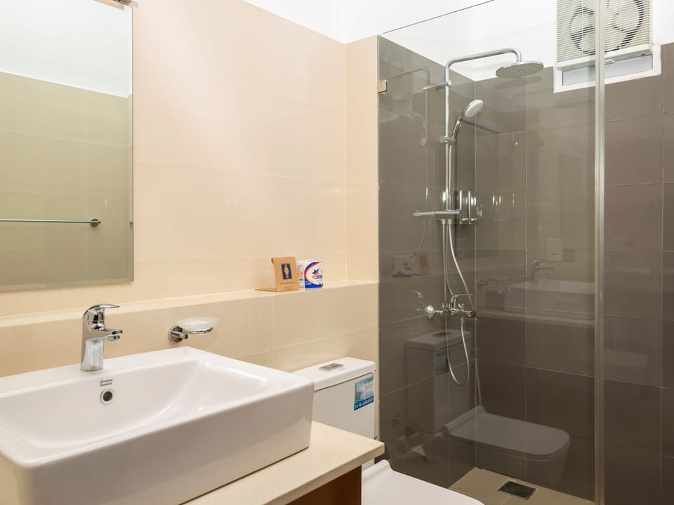 Deluxe Studio, Balcony, Beach View | Bathroom | Shower, free toiletries, hair dryer, towels