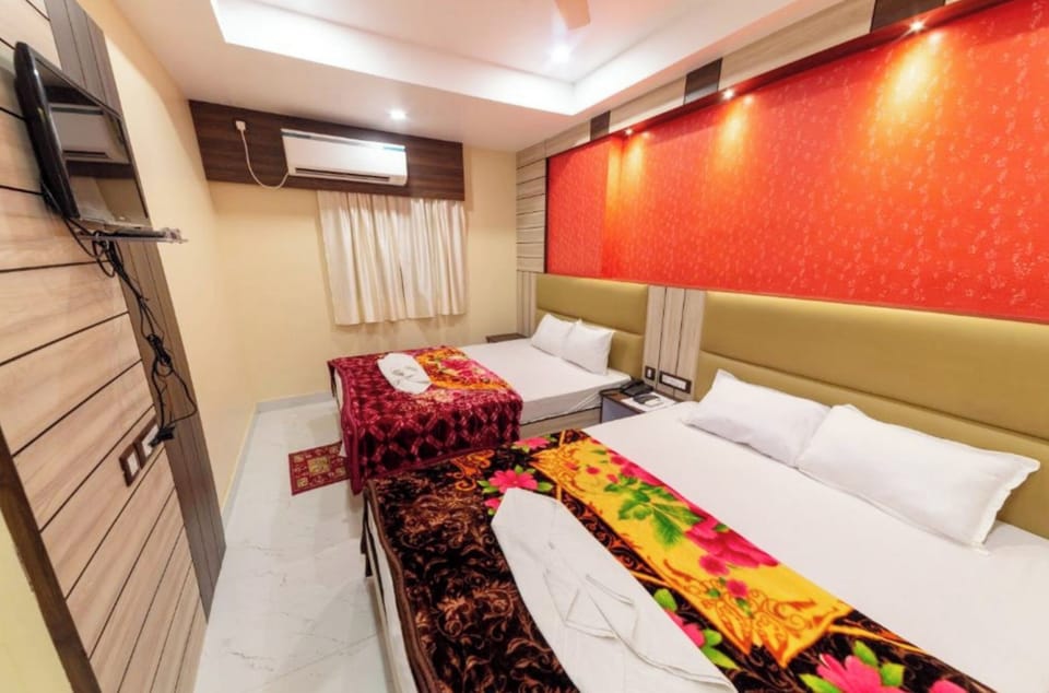Deluxe Quadruple Room, Air conditioning | Hypo-allergenic bedding, desk, soundproofing, free WiFi