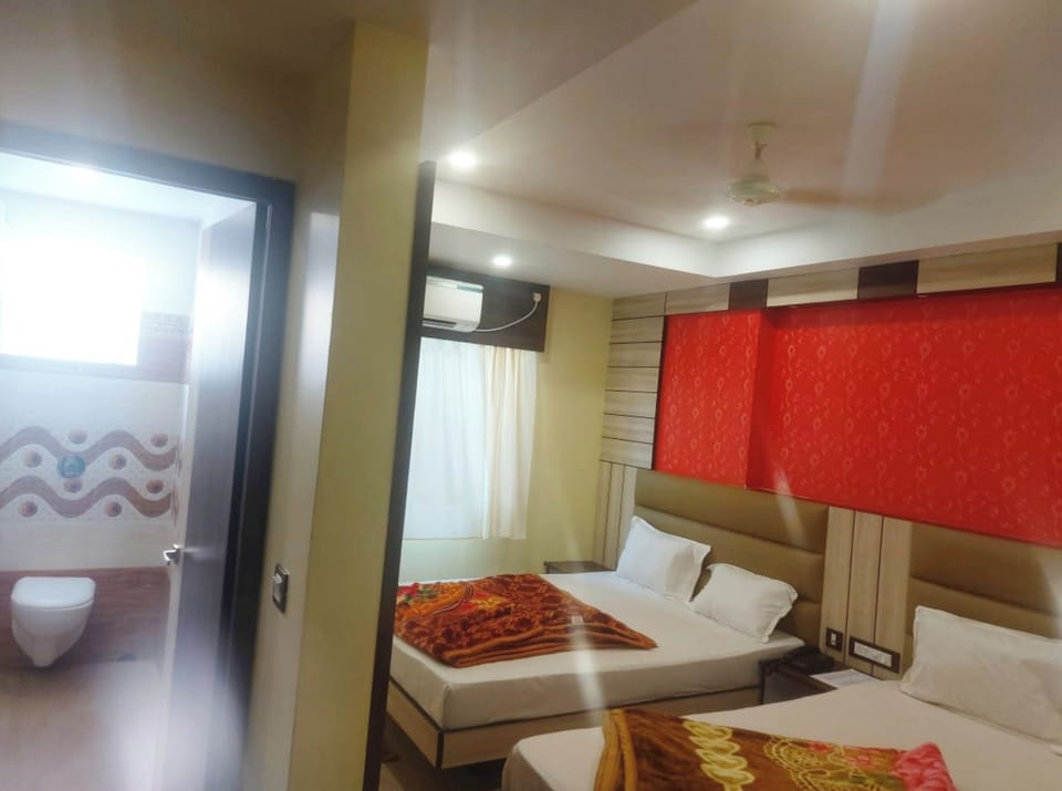 Deluxe Quadruple Room, Air conditioning | Hypo-allergenic bedding, desk, soundproofing, free WiFi