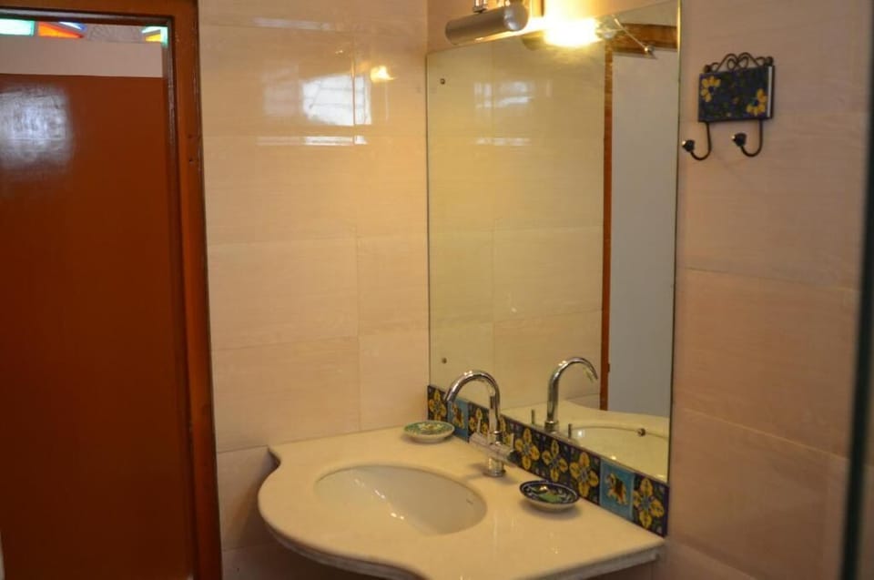 Shower, free toiletries, towels, toilet paper
