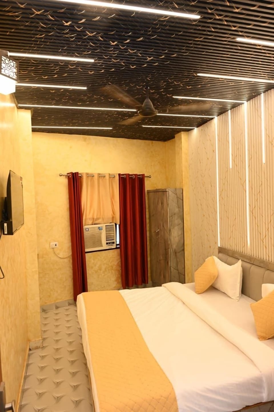 Deluxe Double Room | Rollaway beds, free WiFi, bed sheets