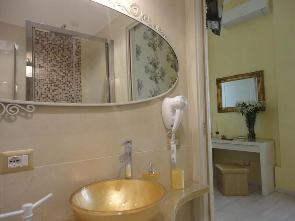Deluxe Double Room, Private Bathroom | Bathroom | Shower, rainfall showerhead, hair dryer, bidet