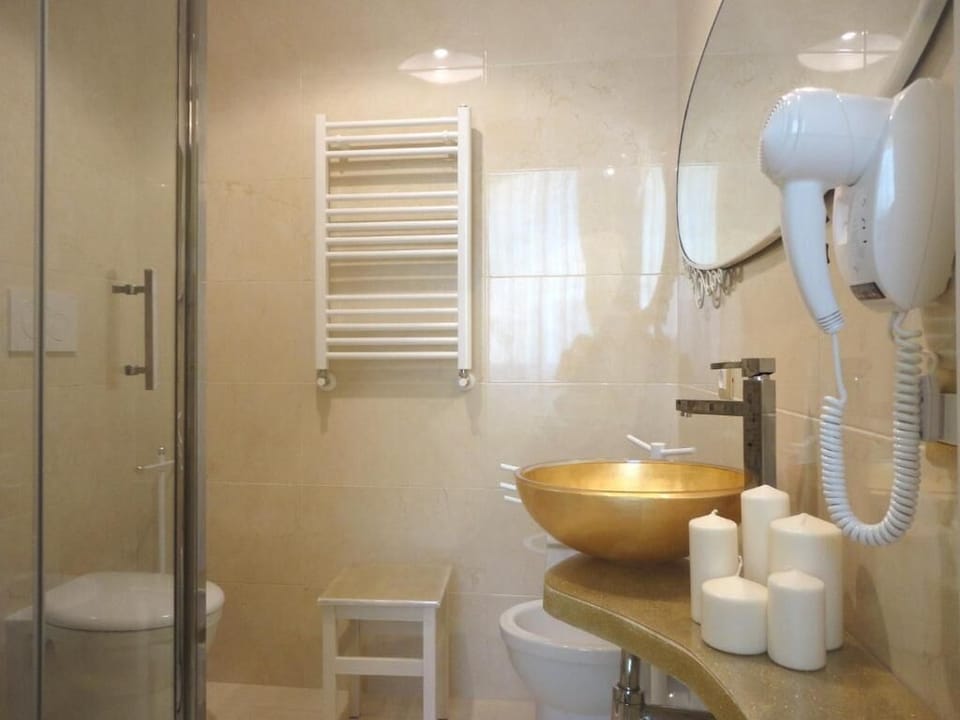 Deluxe Double Room, Private Bathroom | Bathroom | Shower, rainfall showerhead, hair dryer, bidet