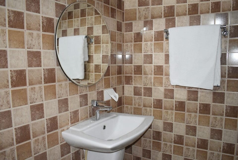 Deluxe Room | Bathroom