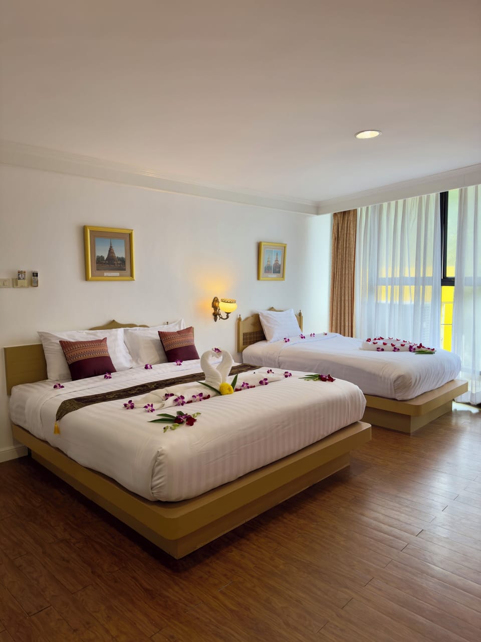 Deluxe Room, Bathtub, City View | Champagne service