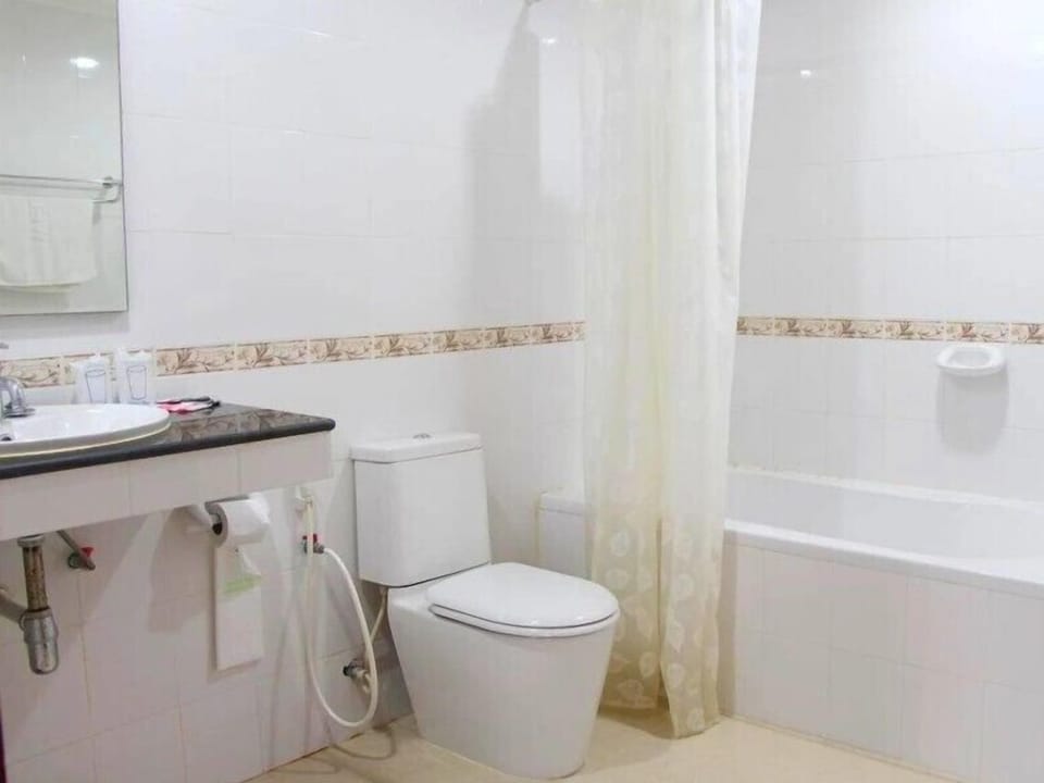 Deluxe Room, Bathtub, City View | Bathroom | Free toiletries, hair dryer, bidet, towels