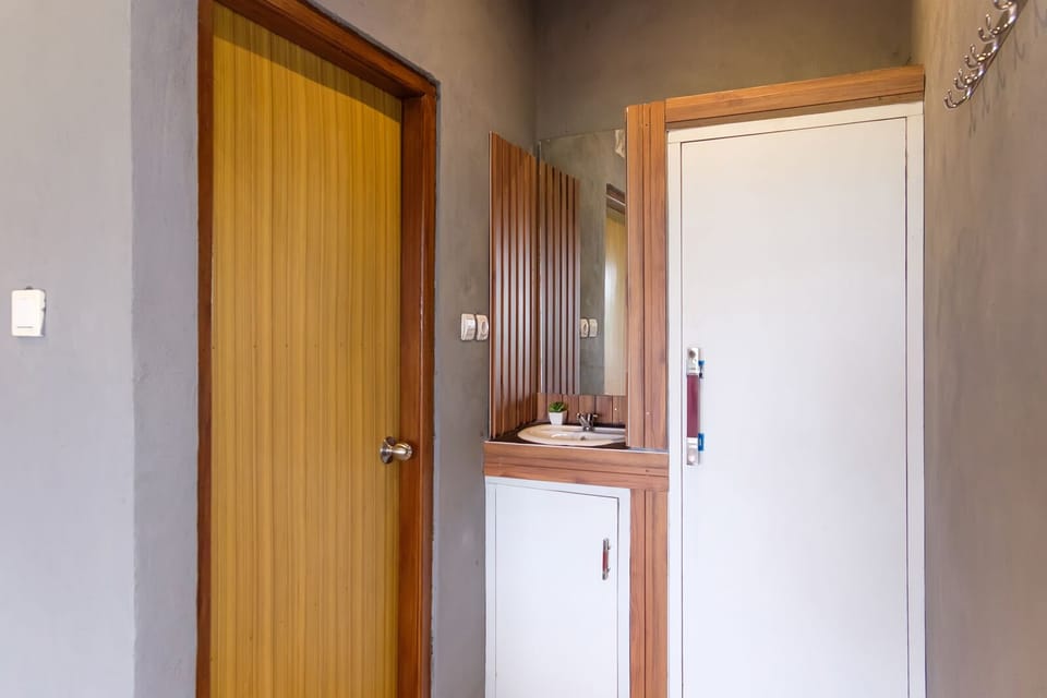 Superior Room | Bathroom | Shower, bidet, towels, soap