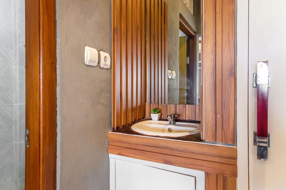 Superior Room | Bathroom | Shower, bidet, towels, soap