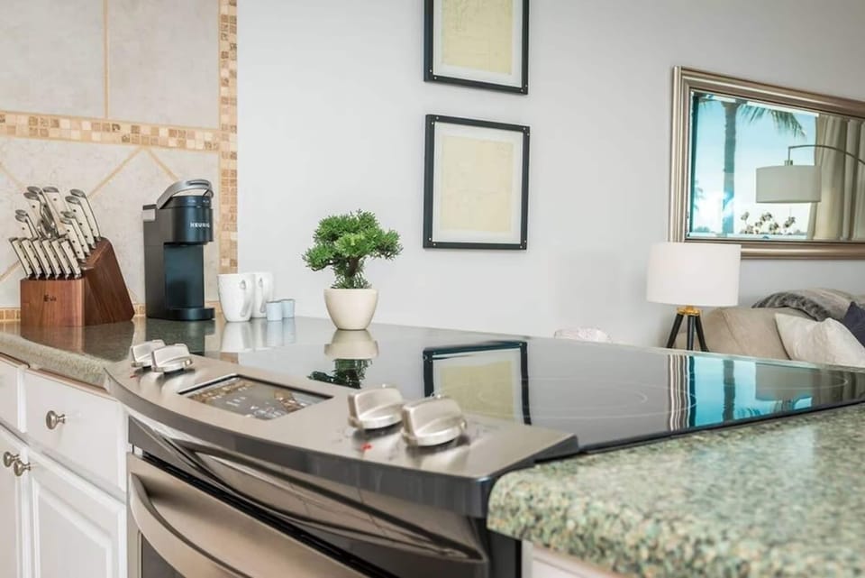 Elite Apartment, Balcony, Ocean View | Private kitchen | Espresso maker, coffee/tea maker, electric kettle, toaster