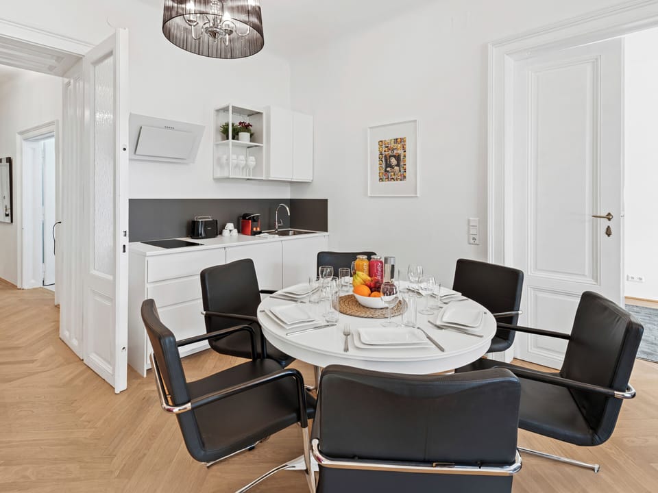Deluxe Apartment, 3 Bedrooms, Non Smoking, Air conditioning | In-room dining