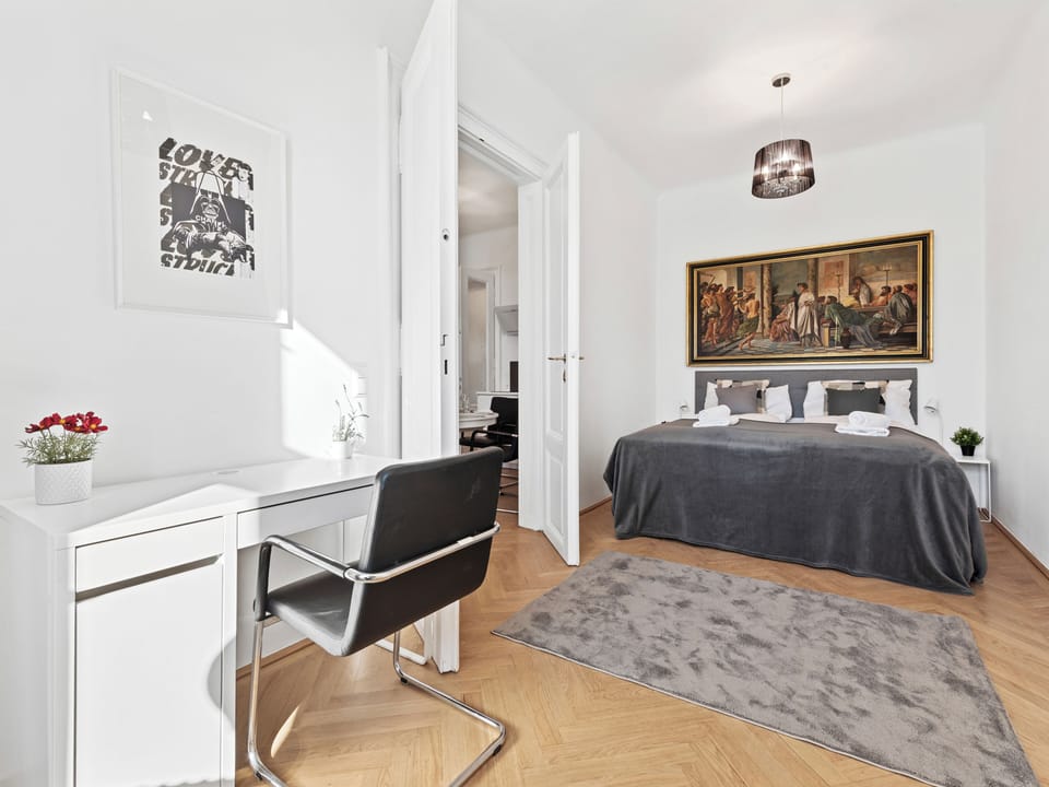Deluxe Apartment, 3 Bedrooms, Non Smoking, Air conditioning | Iron/ironing board, WiFi (free)