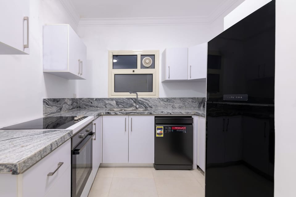 Apartment, Balcony, City View | Private kitchen | Electric kettle