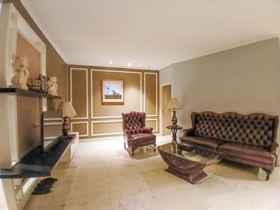 Family Suite, Microwave, City View | Living area