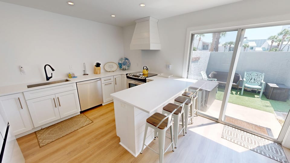Townhome, 2 Bedrooms | Private kitchen | Fridge, oven, coffee/tea maker, toaster