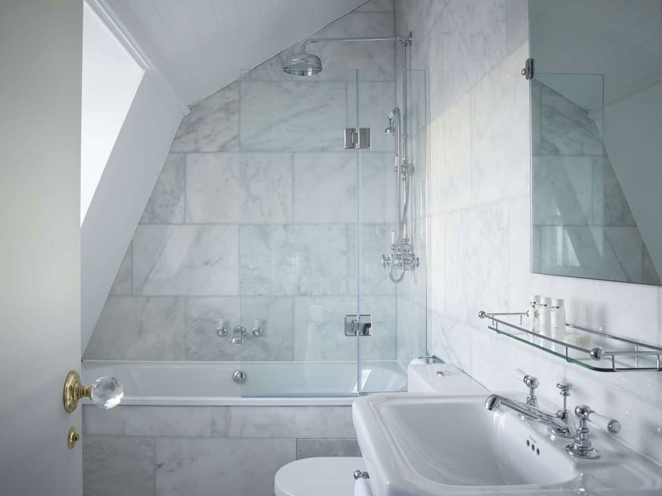 Double Room, Ensuite (Upper Floor King Sea View) | Bathroom | Hair dryer, towels, soap, shampoo