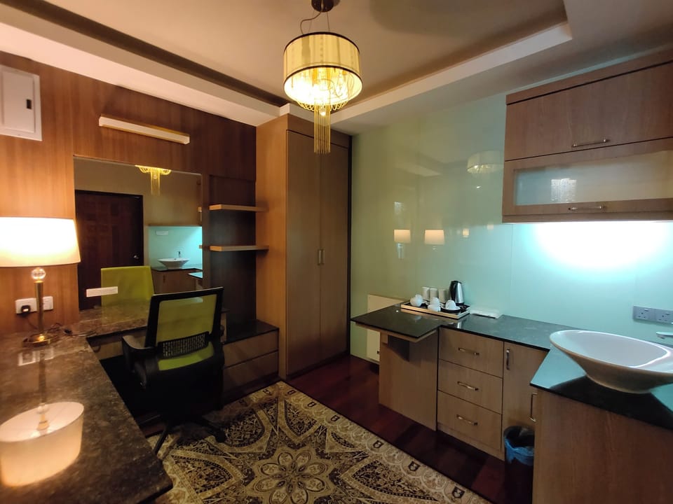 Premium Triple Room | Living area