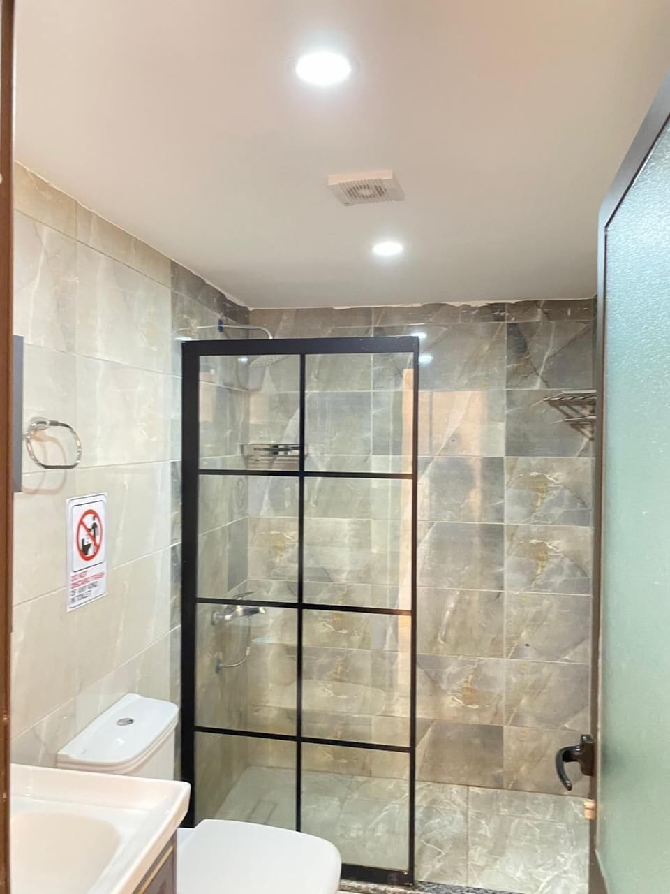 Combined shower/tub, towels, soap, shampoo