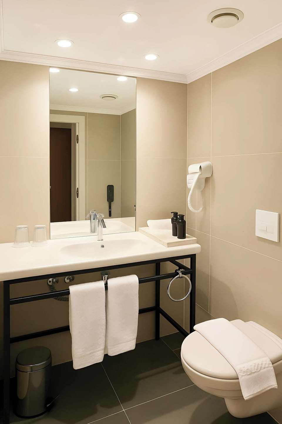 Combined shower/tub, towels, soap, shampoo