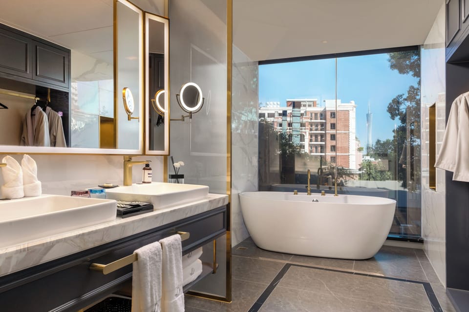 Romantic Suite, City View | Bathroom | Free toiletries, hair dryer, bathrobes, slippers