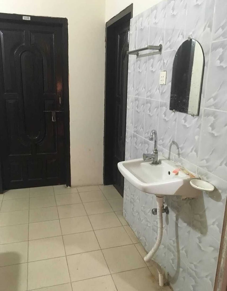 Deluxe Double or Twin Room | Bathroom | Bathtub, free toiletries, towels, soap