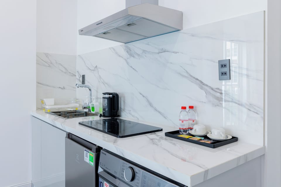 Deluxe Studio, 1 King Bed, City View | Private kitchen
