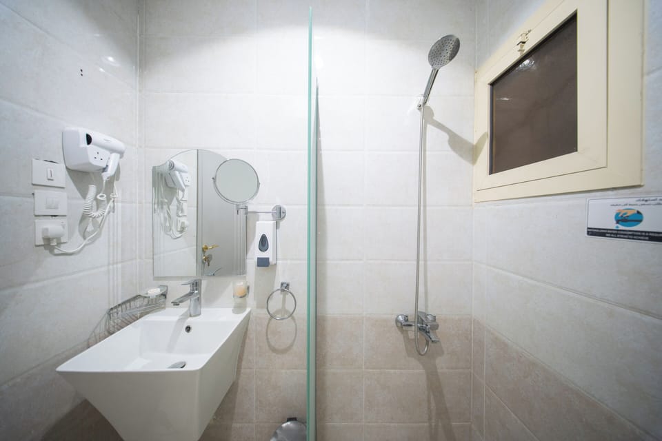 Combined shower/tub, slippers, bidet, towels