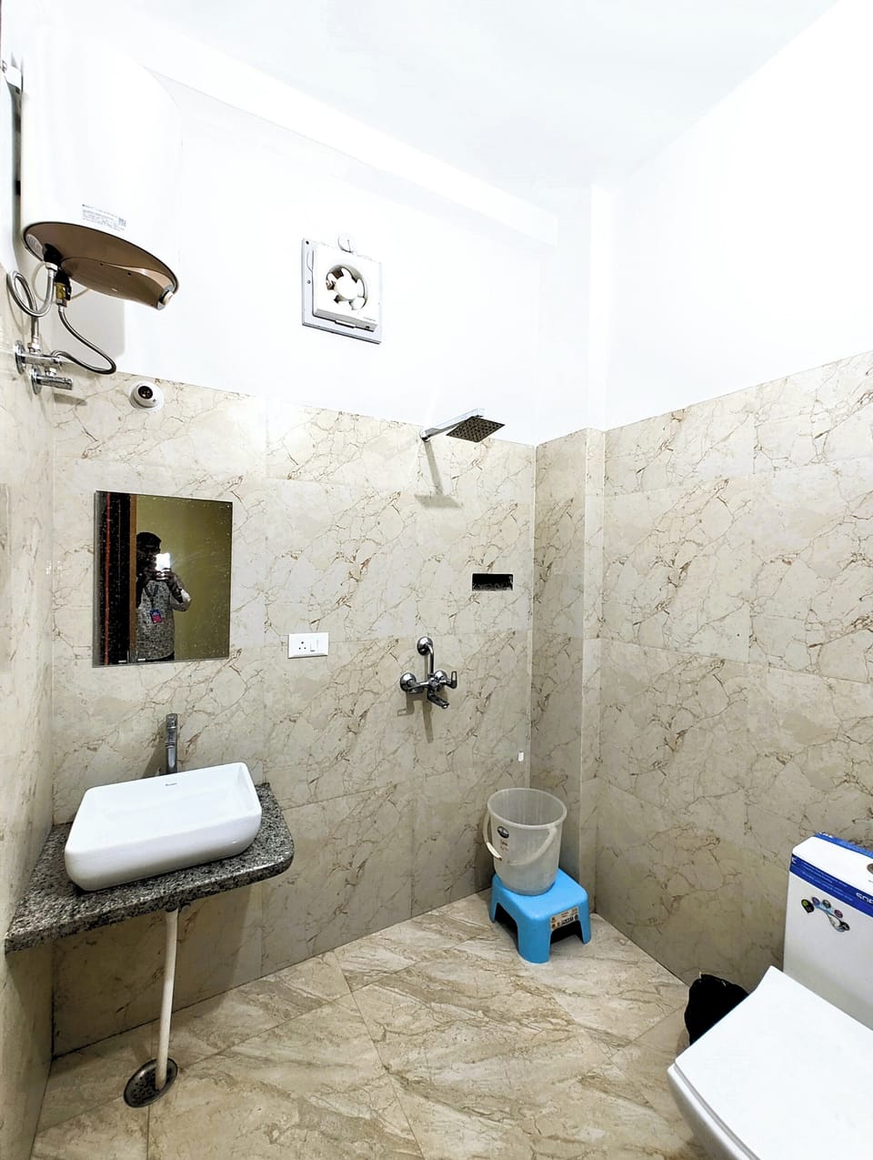 Shower, rainfall showerhead, free toiletries, slippers