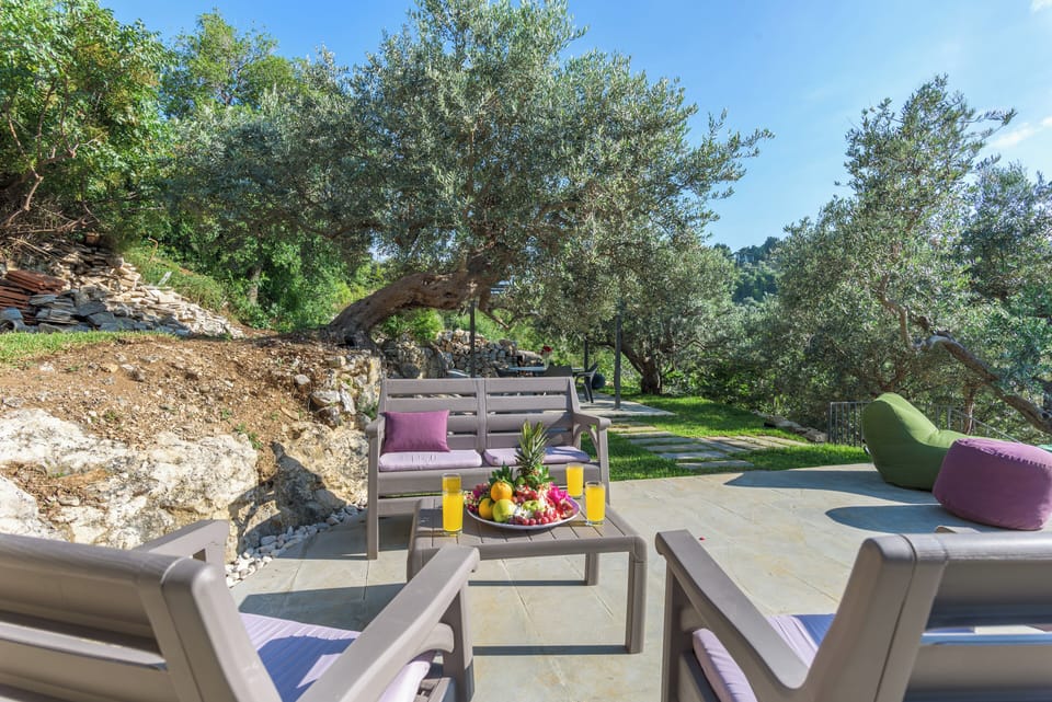 Villa, 4 Bedrooms, Kitchen, Mountain View | Living area | 40-inch Smart TV with digital channels, streaming services
