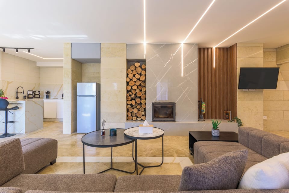 Villa, 4 Bedrooms, Kitchen, Mountain View | Living room | 40-inch Smart TV with digital channels, streaming services