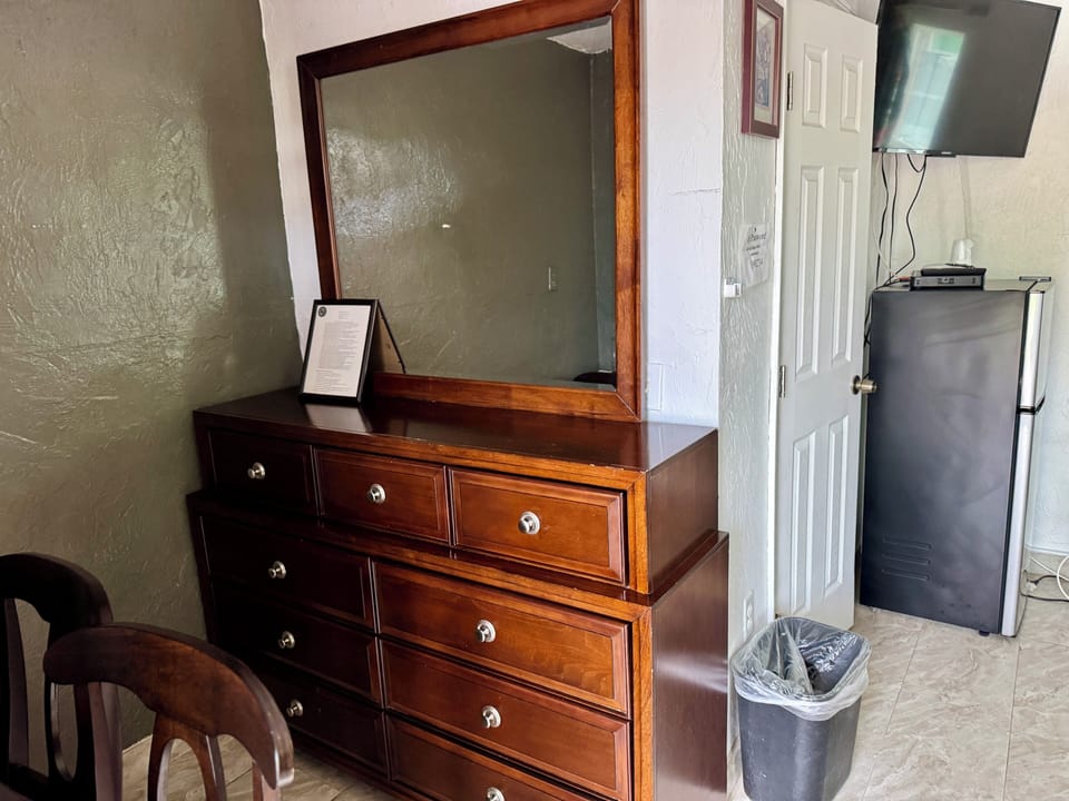 Queen Room With 2 Queen Beds, Non Smoking | Living area | TV