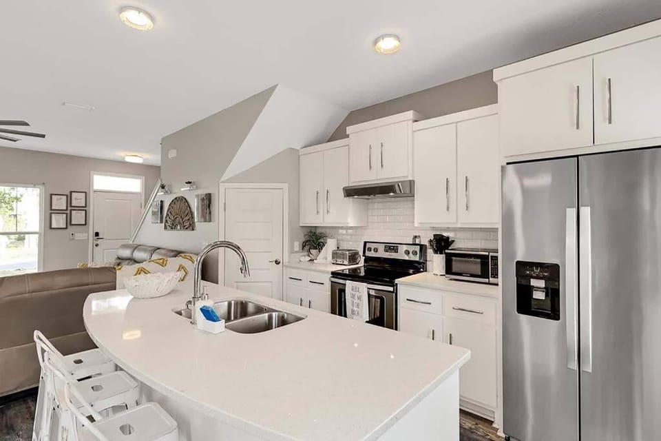 House, Multiple Beds (Sunny Daze) | Private kitchen | Oven, cookware/dishes/utensils