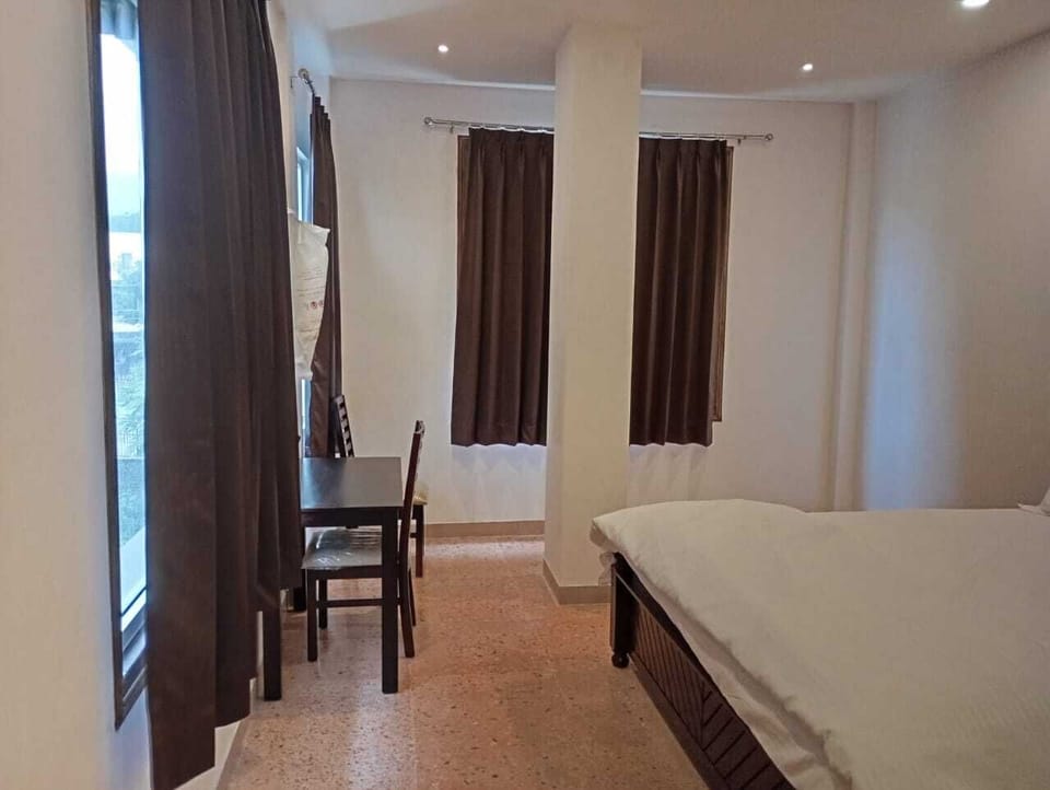 Deluxe Room | Desk, laptop workspace, soundproofing